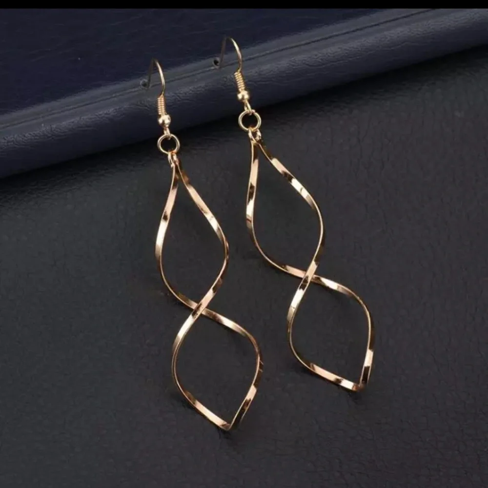 NEW Gold Earrings - Picture 1 of 1
